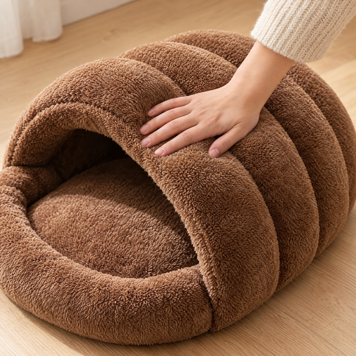 Thick plush padding of the slipper bed